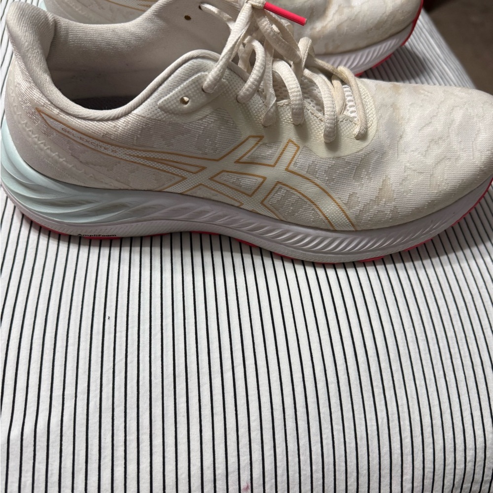 ASICS WOMENS RUNNING SHOES EXCELLENT CONDITION